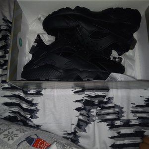 Brand New Women's nike air huarache sneakers size 7.5